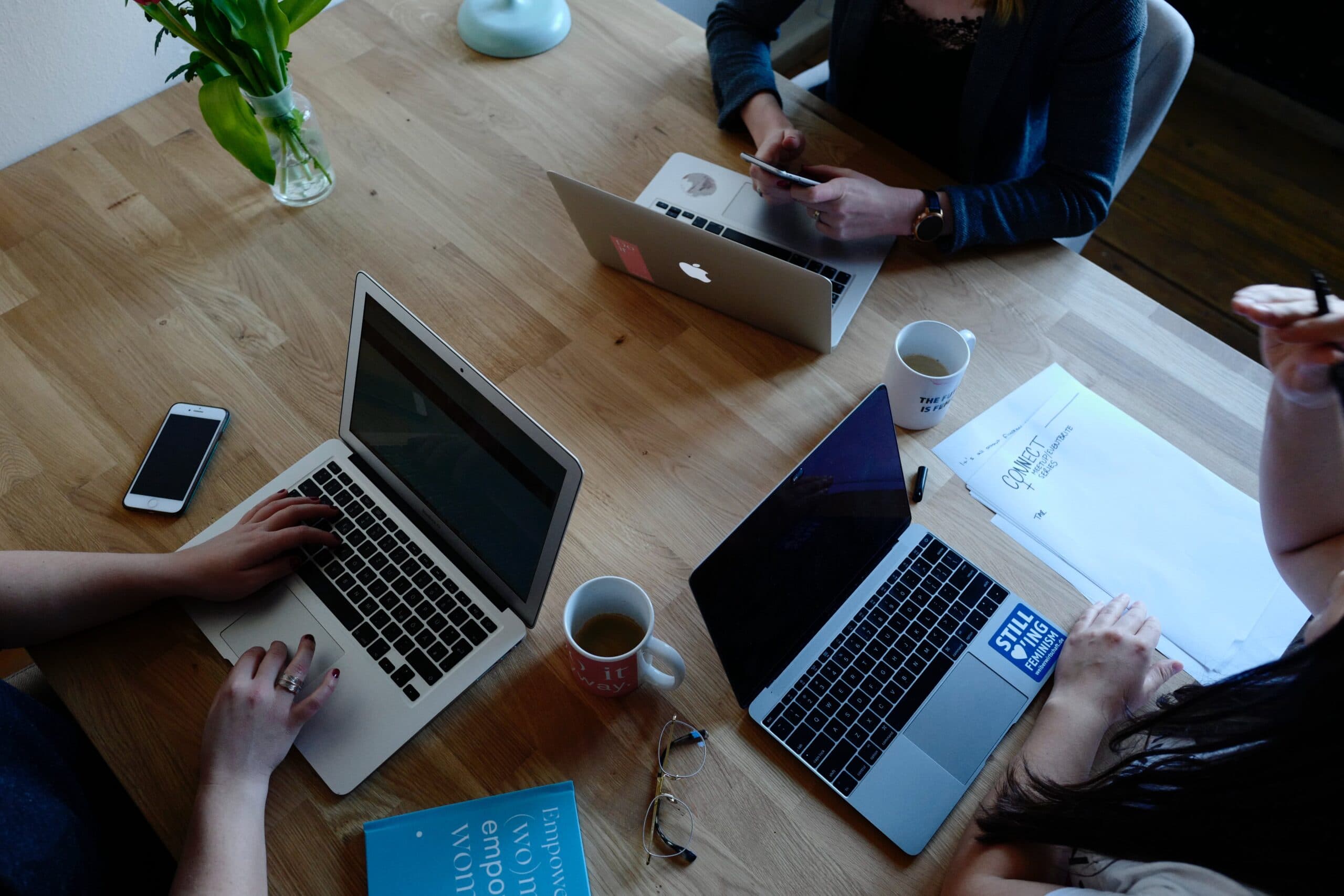 Profesionales aprendiendo en equipo durante una capacitación